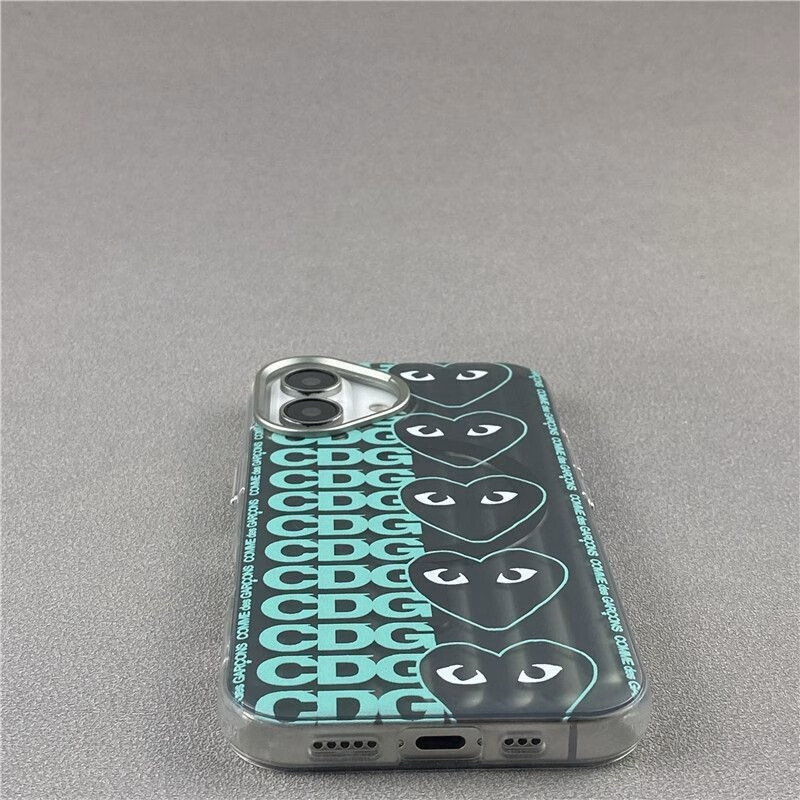 coque iphone cdg élégante avec logo imprimé et cœurs noirs