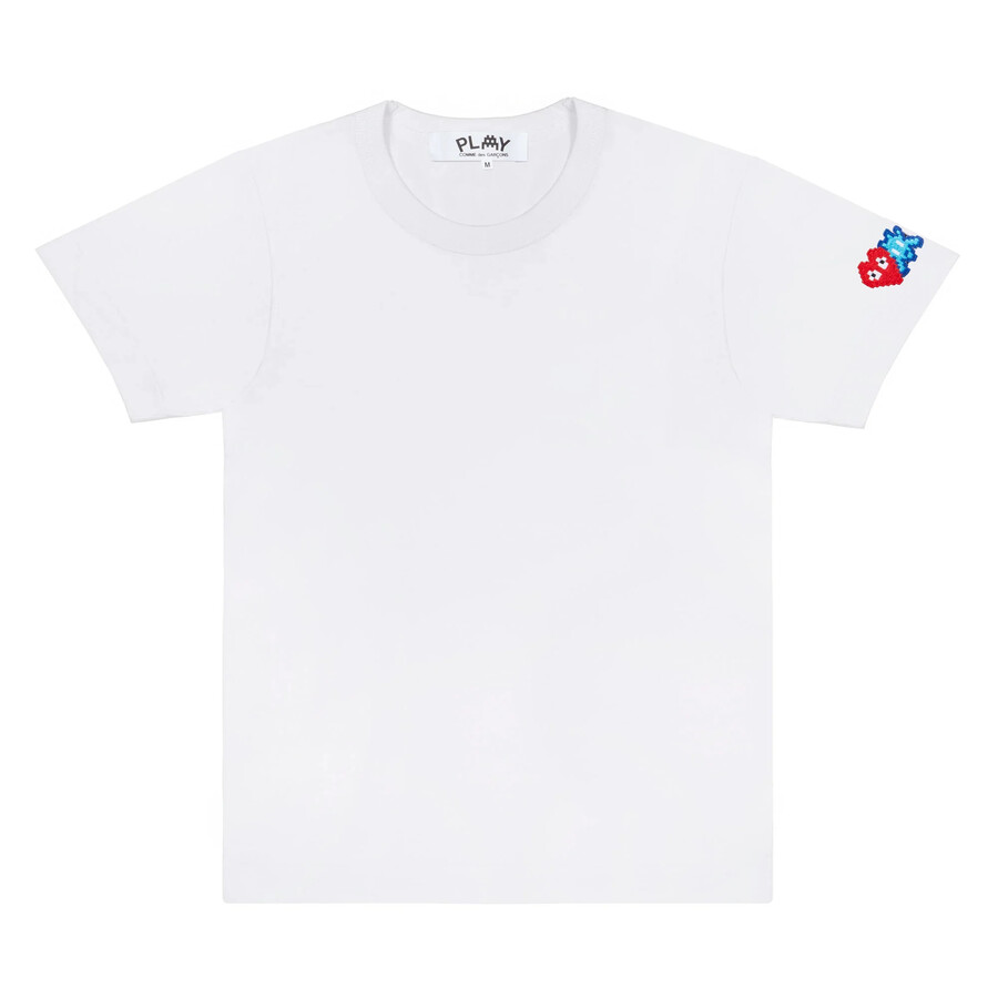 t-shirt play invader rouge avec emblème bleu sur la manche blanc