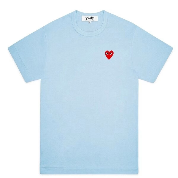 t-shirt bleu ciel cdg avec mini cœur rouge